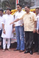 Abhishek Bachchan flags off 2 BEST buses along with Mayor of Mumbai Sunil Prabhu and Yuva Sena President Aditya Thackrey in Mayor_s Bungalow on 8th July 2013 (34).JPG